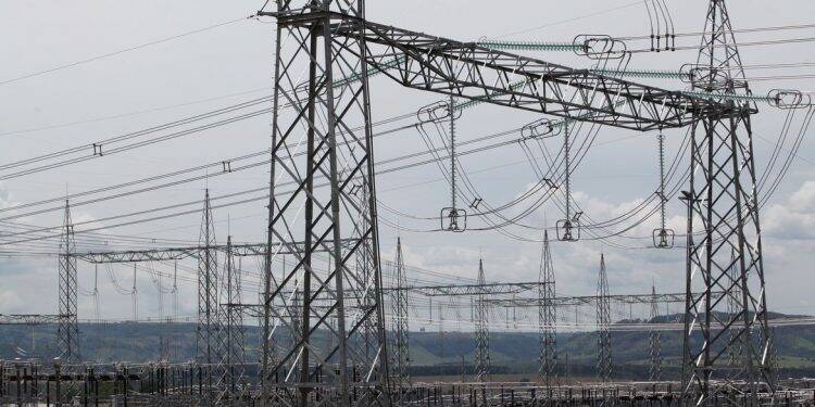 Publicada MP que isenta consumidor pobre de pagar conta de luz