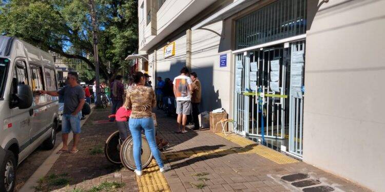 Clientes dos Correios reclamam de atendimento reduzido