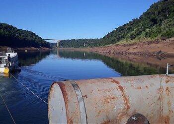 Em Puerto Iguazú balsa com bombas flutuantes ajudam extrair água do Rio Iguaçu