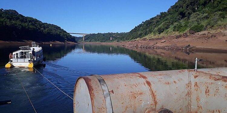 Em Puerto Iguazú balsa com bombas flutuantes ajudam extrair água do Rio Iguaçu