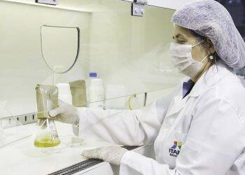 Laboratório da Itaipu testa qualidade de álcool glicerinado produzido pela Unila