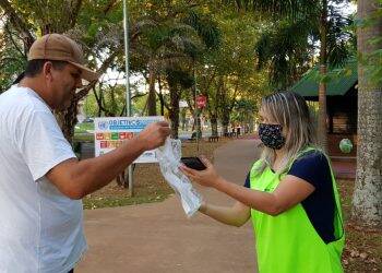 Voluntários fazem conscientização pelo uso de máscaras nas ruas de Foz