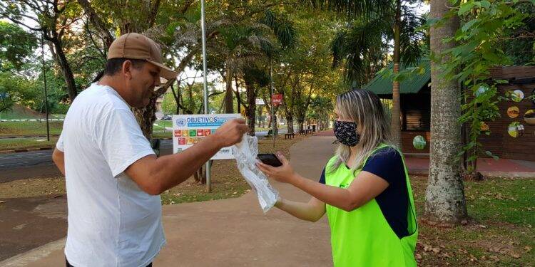 Voluntários fazem conscientização pelo uso de máscaras nas ruas de Foz
