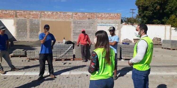Trabalho de orientação continua em comércios e obras