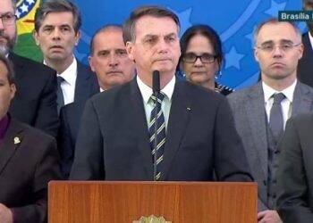 Bolsonaro ataca Moro, nega interferência na PF e diz que ex-ministro cobrou vaga no STF