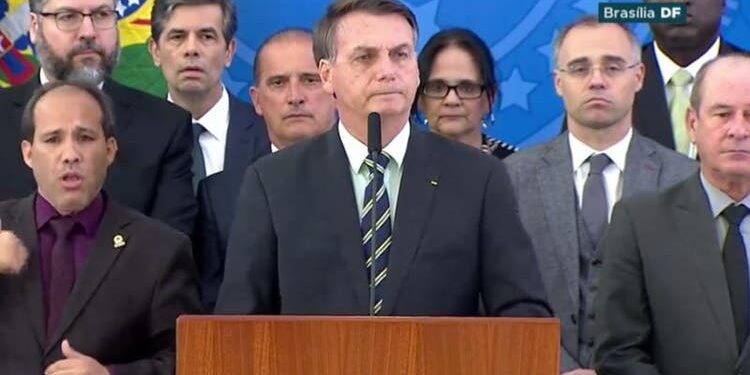 Bolsonaro ataca Moro, nega interferência na PF e diz que ex-ministro cobrou vaga no STF