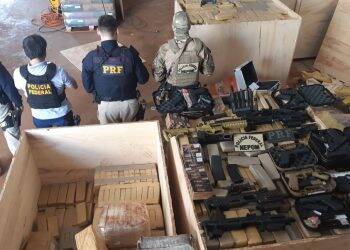 PF e PRF estouram depósito com toneladas de maconha, fuzis e pistolas no oeste