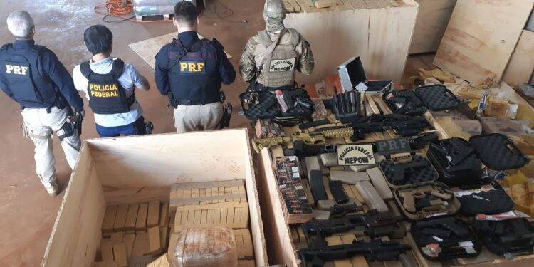 PF e PRF estouram depósito com toneladas de maconha, fuzis e pistolas no oeste