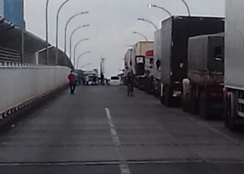 Paraguaios retidos na Ponte trancam tráfego de caminhões em protesto