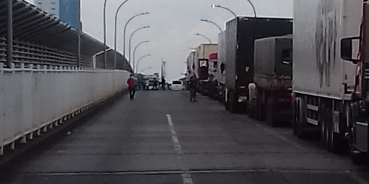Paraguaios retidos na Ponte trancam tráfego de caminhões em protesto