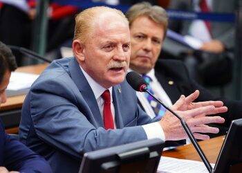 Vermelho apresenta projeto para manter empregos e aquecer economia