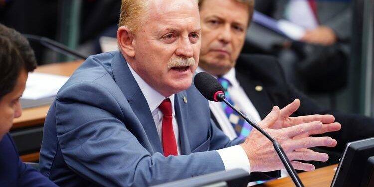 Vermelho apresenta projeto para manter empregos e aquecer economia