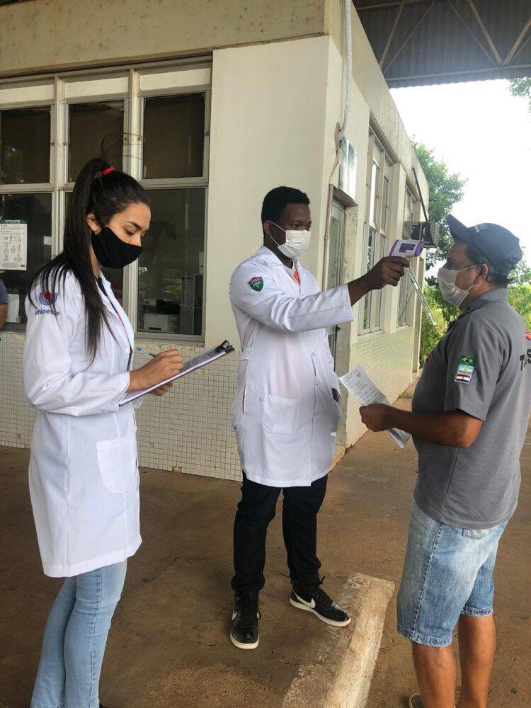 Estudantes da UNILA e da Unioeste atuam nas barreiras sanitárias de Foz do Iguaçu