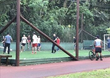 Grupo descumpre decreto e utiliza quadra de futebol da Avenida Paraná