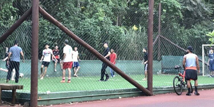 Grupo descumpre decreto e utiliza quadra de futebol da Avenida Paraná