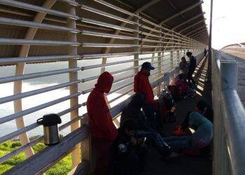 Último grupo de paraguaios acampados na Ponte da Amizade entra no país