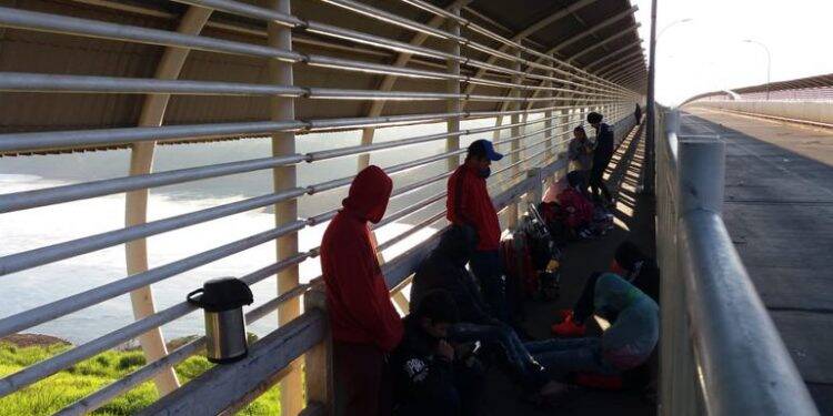 Último grupo de paraguaios acampados na Ponte da Amizade entra no país