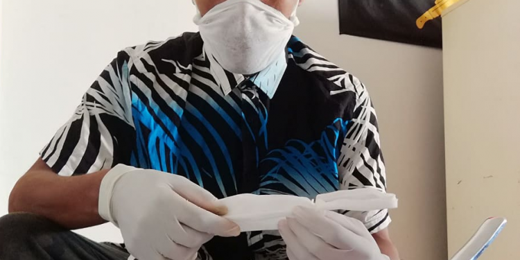 Integrantes da UNILA produzem máscaras caseiras para doação