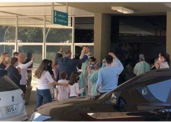 Primeiro paciente internado com covid-19 em Foz deixa hospital sob aplausos