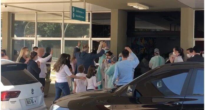 Primeiro paciente internado com covid-19 em Foz deixa hospital sob aplausos
