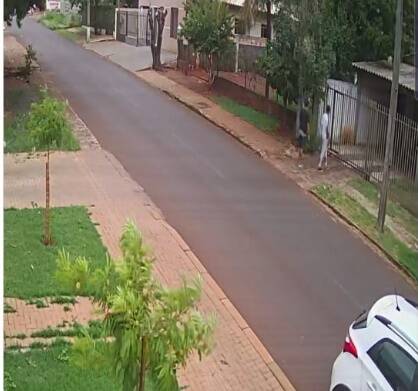 Dupla pula portão de casa e rouba caminhonete