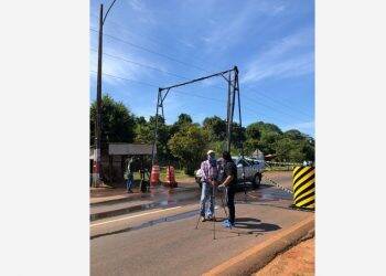 Desinfectam veículos que entram em Hernandárias, no Paraguai