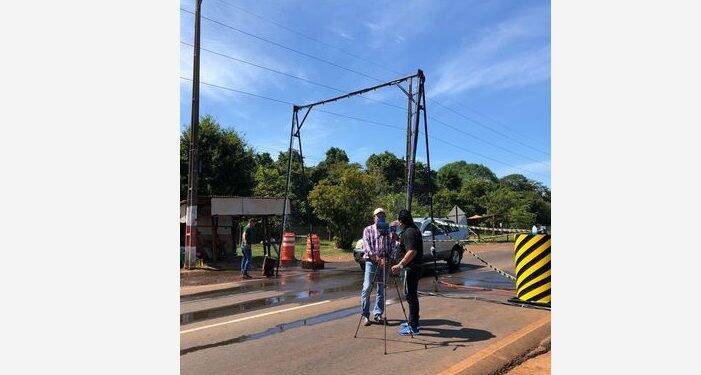 Desinfectam veículos que entram em Hernandárias, no Paraguai