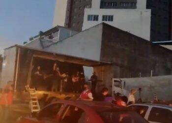 Igreja realiza culto com fiéis dentro dos carros em Foz do Iguaçu