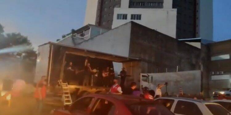 Igreja realiza culto com fiéis dentro dos carros em Foz do Iguaçu