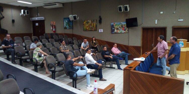 Vereadores e prefeito debatem proposta de reabertura gradual e controlada do comércio