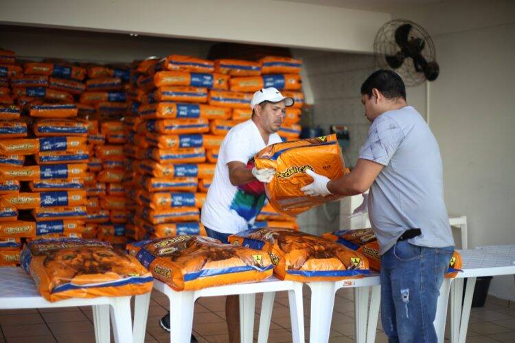Prefeitura entrega 9 mil quilos de ração para protetores de animais