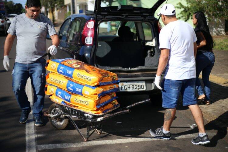 Prefeitura entrega 9 mil quilos de ração para protetores de animais