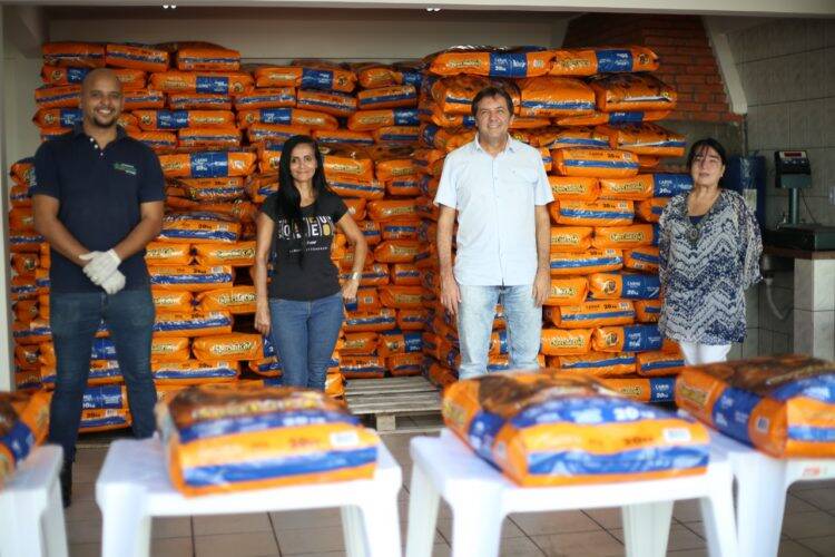 Prefeitura entrega 9 mil quilos de ração para protetores de animais