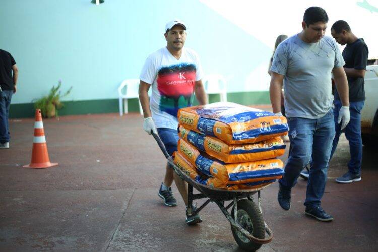 Prefeitura entrega 9 mil quilos de ração para protetores de animais