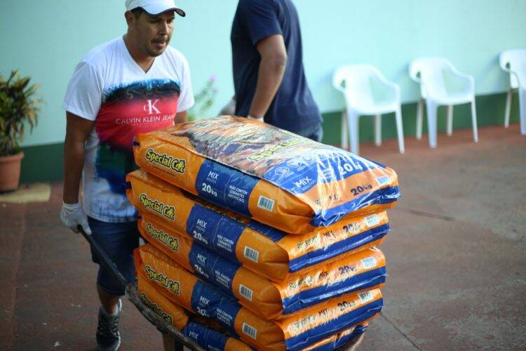 Prefeitura entrega 9 mil quilos de ração para protetores de animais