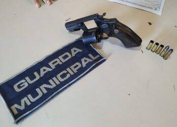 Homem efetua disparos em via pública e é preso pela Guarda Municipal