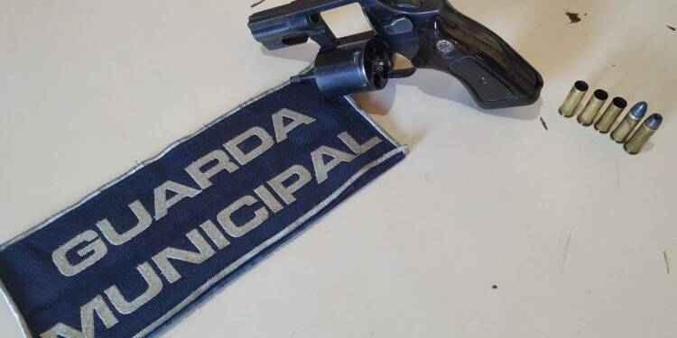 Homem efetua disparos em via pública e é preso pela Guarda Municipal