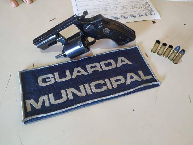 Homem efetua disparos em via pública e é preso pela Guarda Municipal