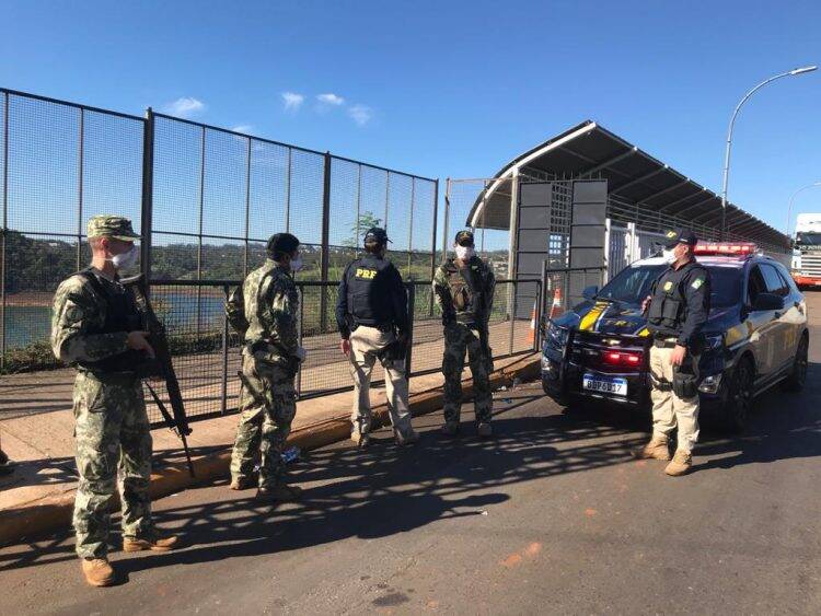 Paraguaios instalam portão na Ponte da Amizade sentido Brasil/Paraguai