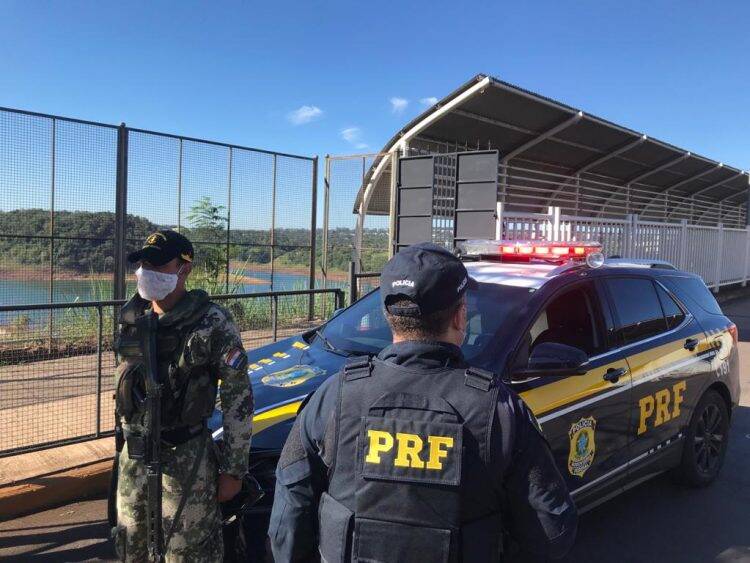 Paraguaios instalam portão na Ponte da Amizade sentido Brasil/Paraguai