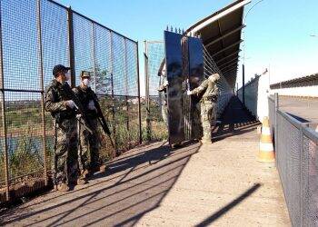 Paraguaios instalam portão na Ponte da Amizade sentido Brasil/Paraguai