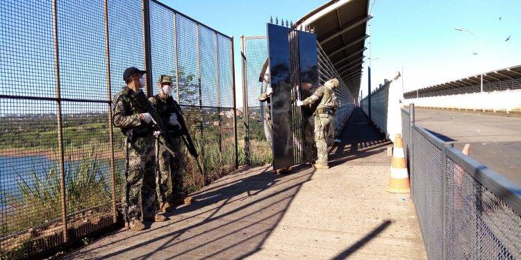 Paraguaios instalam portão na Ponte da Amizade sentido Brasil/Paraguai