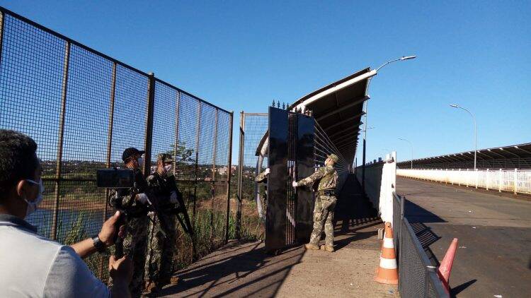 Paraguaios instalam portão na Ponte da Amizade sentido Brasil/Paraguai