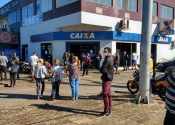 Lotéricas registram longas filas em Foz do Iguaçu nesta quinta-feira, 09