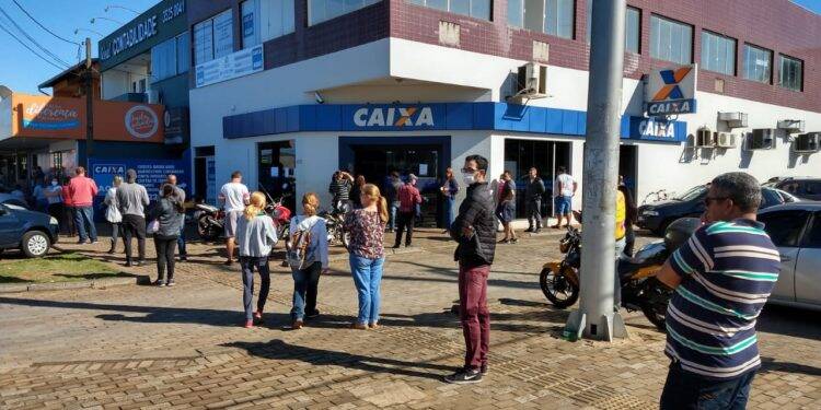 Lotéricas registram longas filas em Foz do Iguaçu nesta quinta-feira, 09