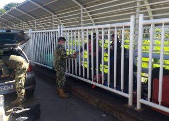 Mais de 50 paraguaios ficaram retidos na Ponte da Amizade nesta quinta, 09