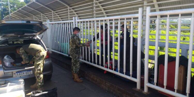 Mais de 50 paraguaios ficaram retidos na Ponte da Amizade nesta quinta, 09