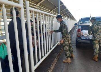 Mais de 50 paraguaios ficaram retidos na Ponte da Amizade nesta quinta, 09