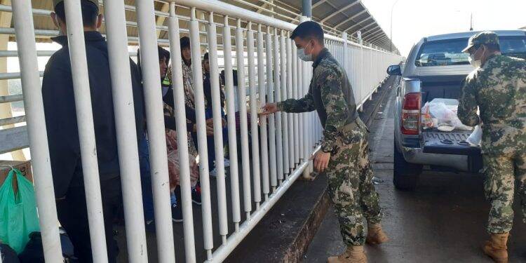 Mais de 50 paraguaios ficaram retidos na Ponte da Amizade nesta quinta, 09