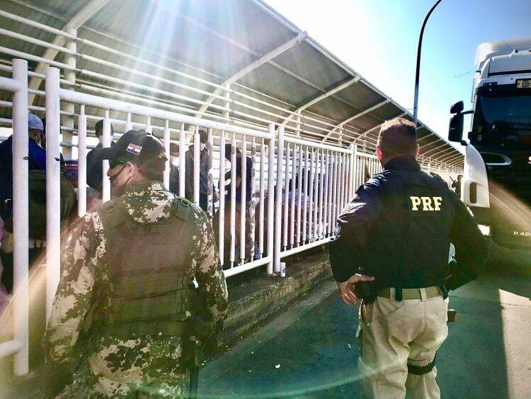 Paraguaios retidos na Ponte trancam tráfego de caminhões em protesto